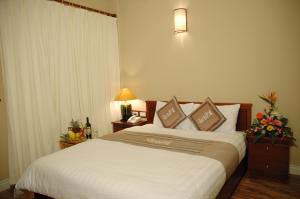 Standard double with queen bed, private facilities (bath and shower), and breakfast